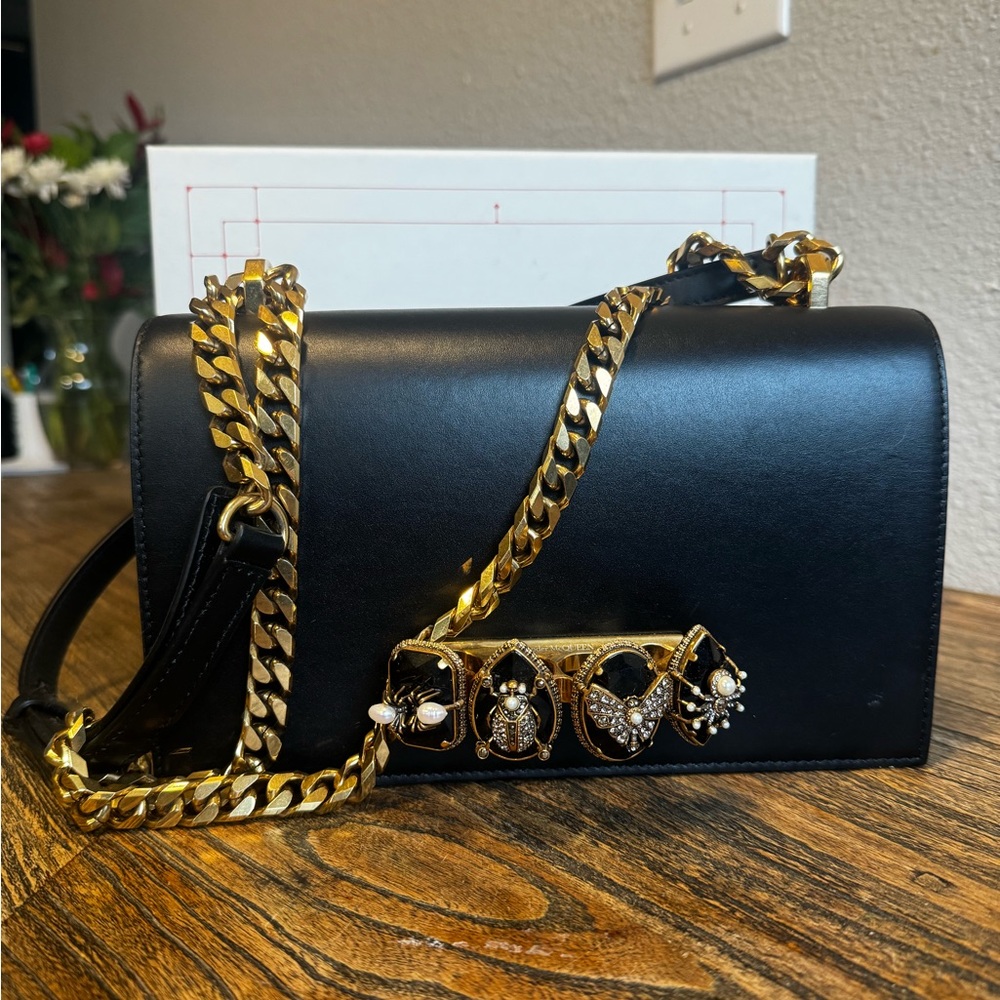 ALEXANDER MCQUEEN
Leather jewelled crossbody bag